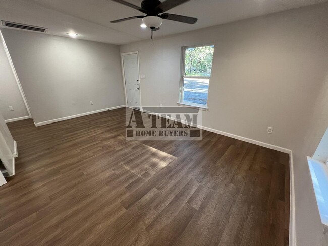 Building Photo - Gorgeous 2 Bed 1 Bath house for rent in GBC!