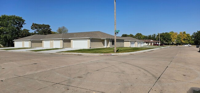 Building Photo - 822 Phoenix Ct