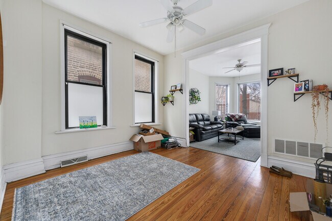 Foto del edificio - 1657 N Bell Ave