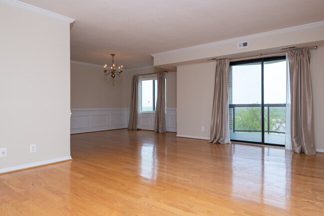 Foto del edificio - 8380 Greensboro Dr