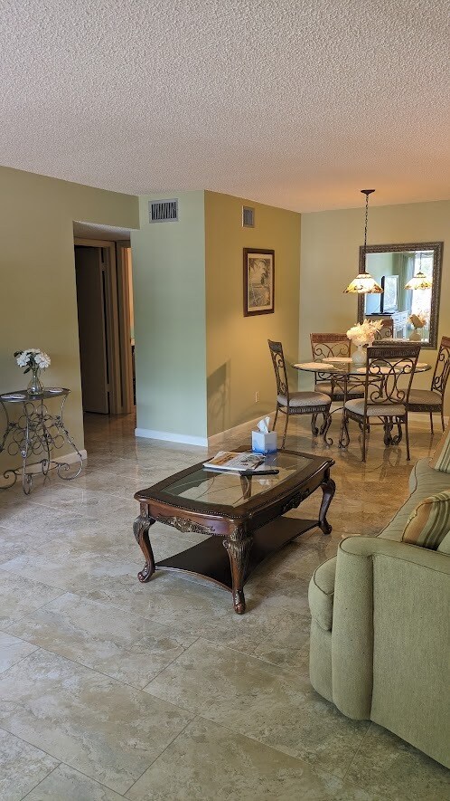 Sala de estar y comedor - 2427 Rhodesian Dr