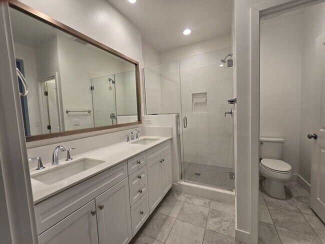 Foto del edificio - Modern Oceanside Home with Spacious Layout in a Desirable Community