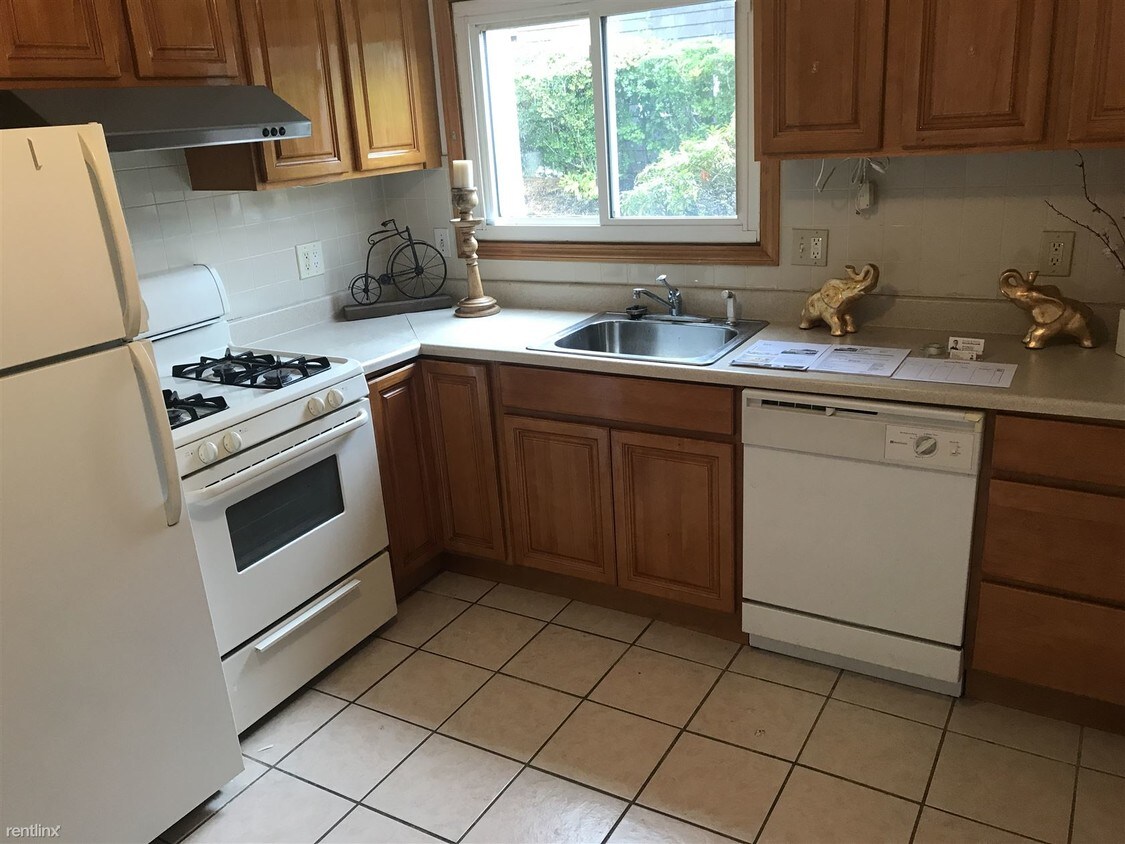 Primary Photo - 2 br, 1 bath Apartment - 415 Newport Ave