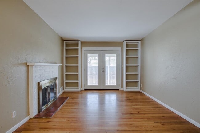 Building Photo - Great 3/3 with lots of Space for Entertaining