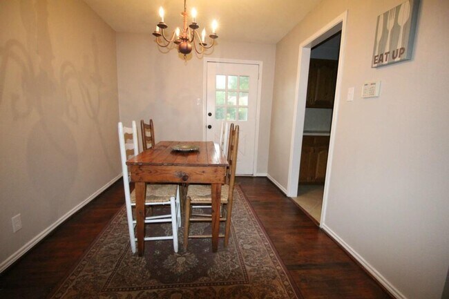 Building Photo - 805 Mulkey