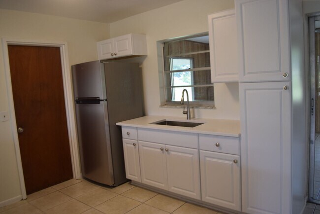 Foto del edificio - Affordable 3 bedroom 2 bath centrally located