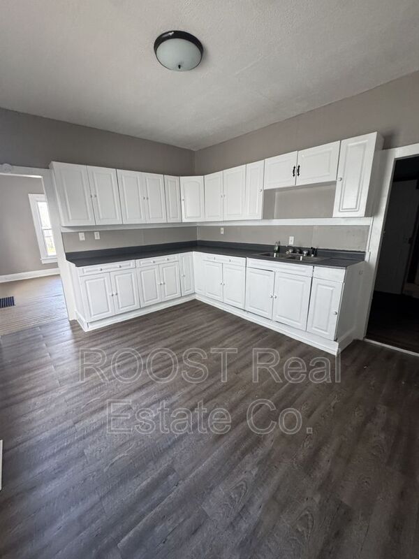 Foto del edificio - 1027 W Pleasant St