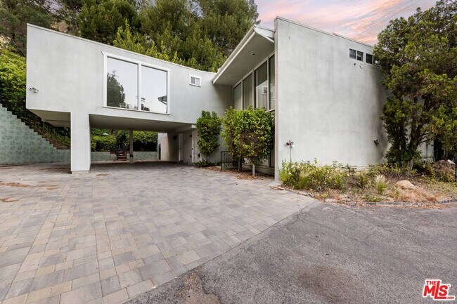 Building Photo - 1911 N Beverly Dr