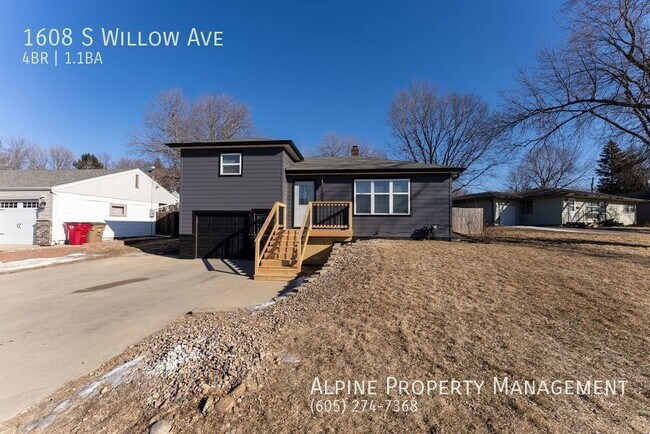 Building Photo - Newly Remodeled 4 Bed/1.5 Bath Home For Rent!