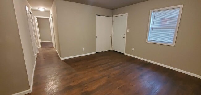 Building Photo - Large Floor Plan
