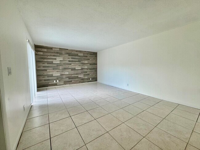 Foto del edificio - 6330 Red Pine Ln