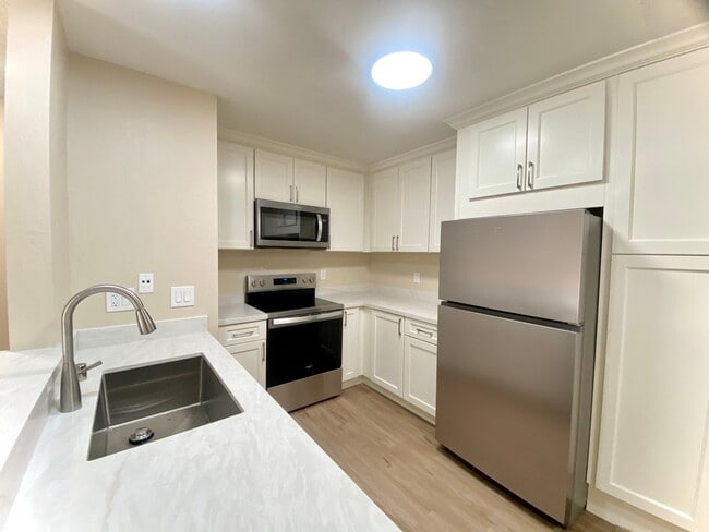 Building Photo - Beautifully Updated 2-Bedroom Condo! - Warm Springs!