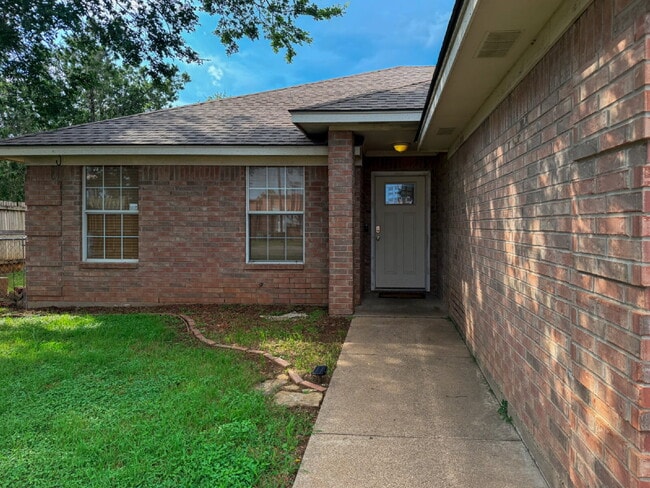 Building Photo - 3 Bedroom, 2 Bath Home in Cleburne, TX!