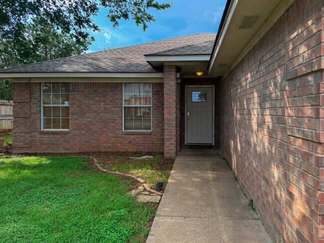 Foto del edificio - 3 Bedroom, 2 Bath Home in Cleburne, TX!