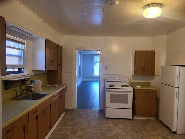 Kitchen new stove and refrigerator - 311 11th Ave E
