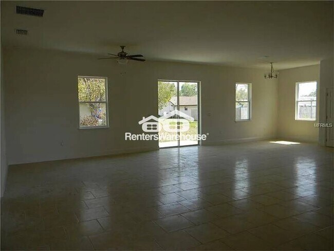 Building Photo - 701 Armadillo Dr