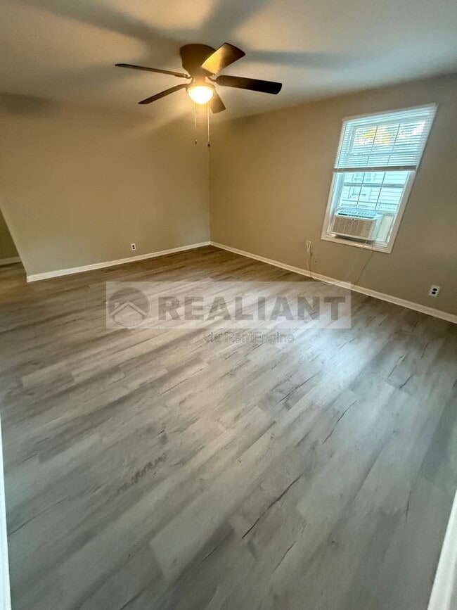 Building Photo - 100 Meadow Ln
