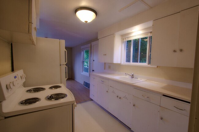 Foto del edificio - 2 & 4 Bedroom Apartments with Classic Charm & Bay View