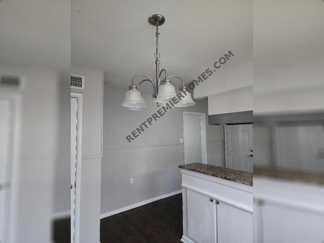 Building Photo - 2413 Hillview Dr