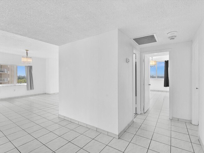 Foto del edificio - 500 Bayview Dr