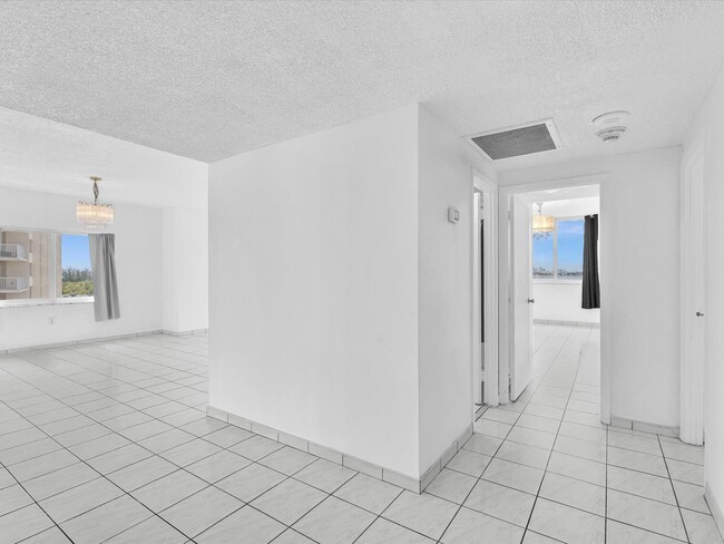 Building Photo - 500 Bayview Dr