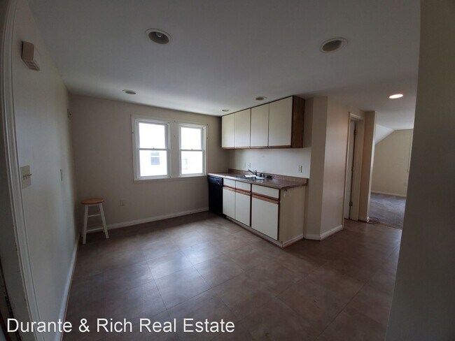 Building Photo - 2 br, 1 bath House - 2904 E Van Norman Upper
