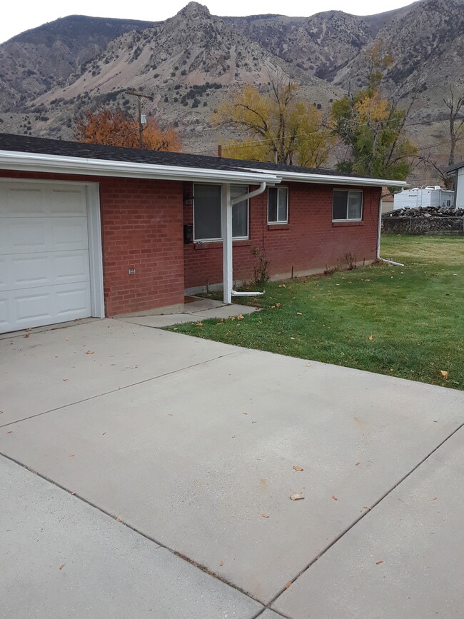 dedicates parking for 2 cars - 638 N 400 E