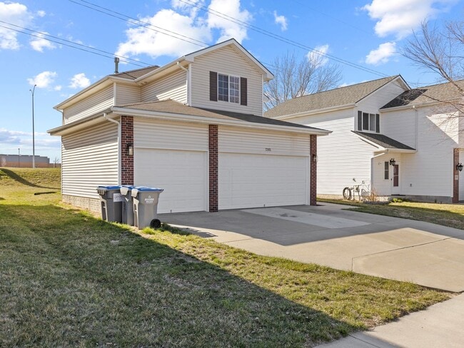 Foto del edificio - Renter's Dream with Triple Car Garage