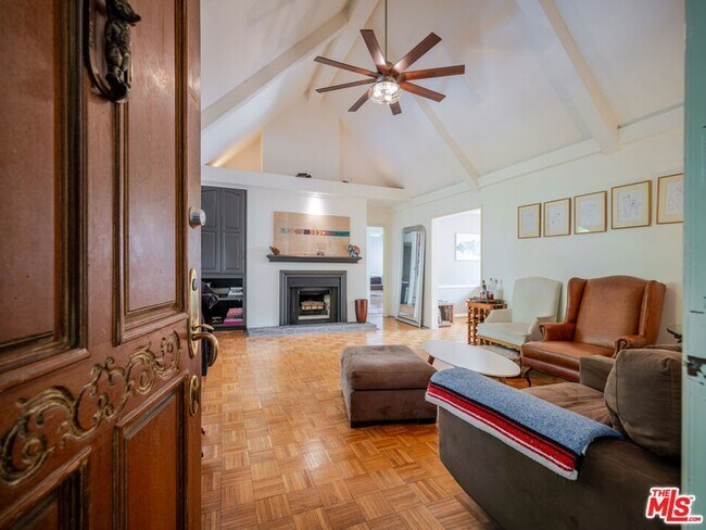 Foto del edificio - 1321 Hayworth Ave