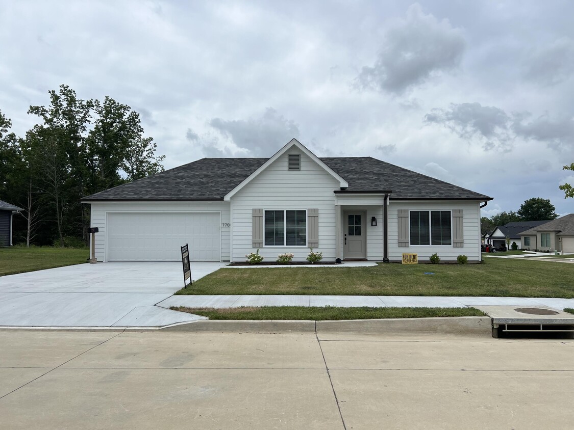 Primary Photo - 7700 N Rainbow Dr