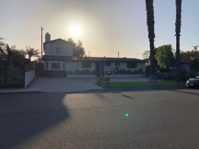 Front - 1995 Arnold Ave