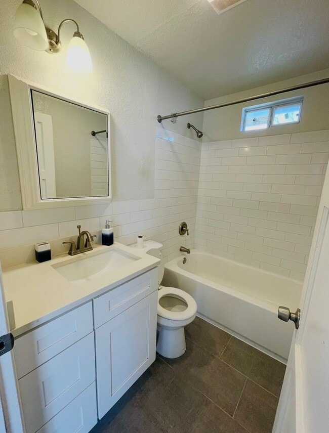 Building Photo - Cincinnati Ave