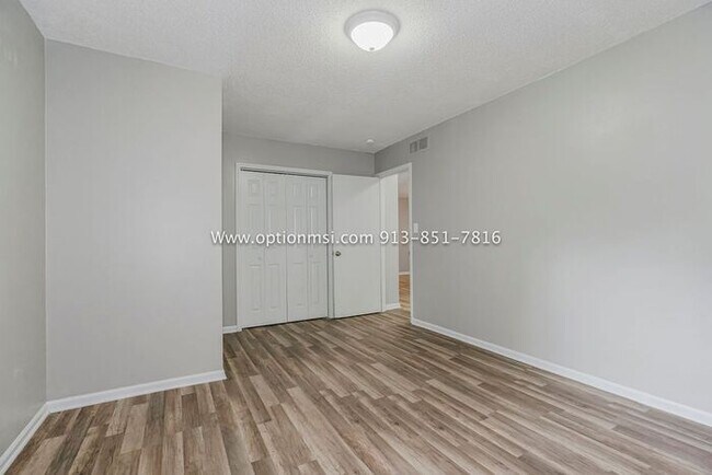Building Photo - Very Spacious and ready for immediate move...
