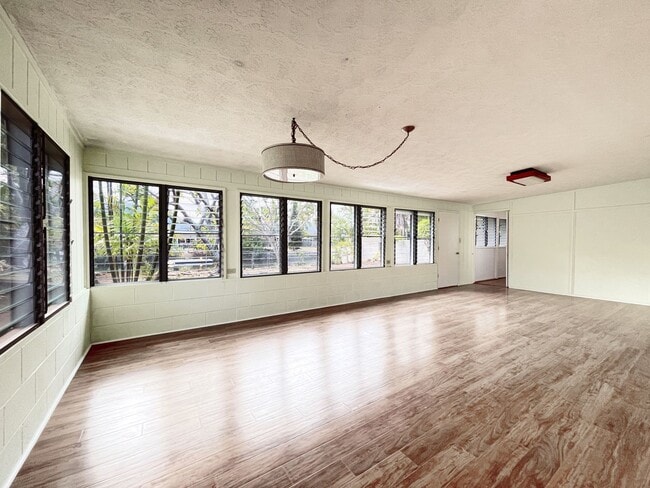 Foto del edificio - Pet Friendly Kailua House Backing to Canal