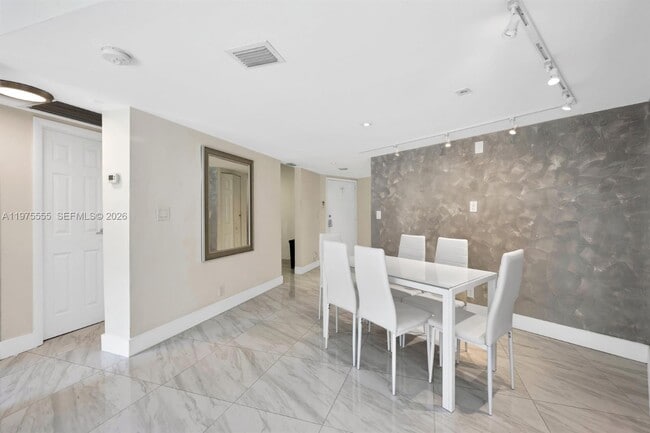 Foto del edificio - 3101 N Country Club Dr