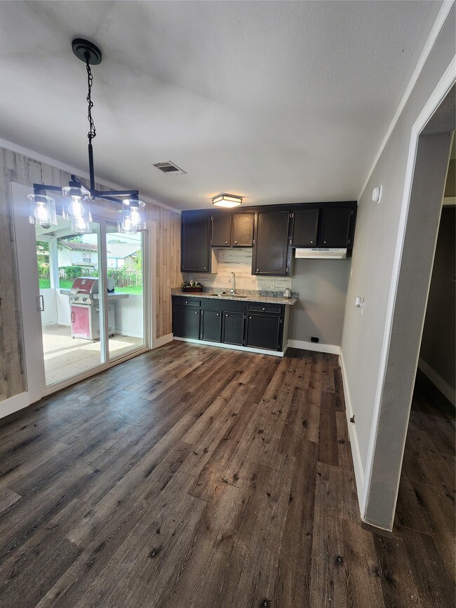 Building Photo - 9711 Aguila St