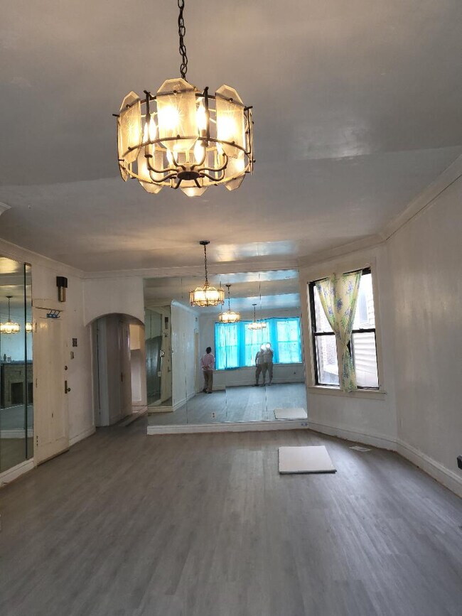 Building Photo - 1704 W 35th St