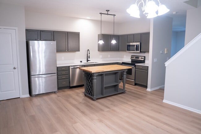 Building Photo - 928 NE Kamies Ln