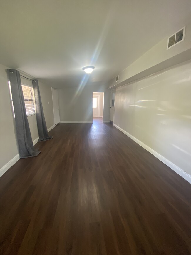 Foto del edificio - 4723 W Iowa Ave