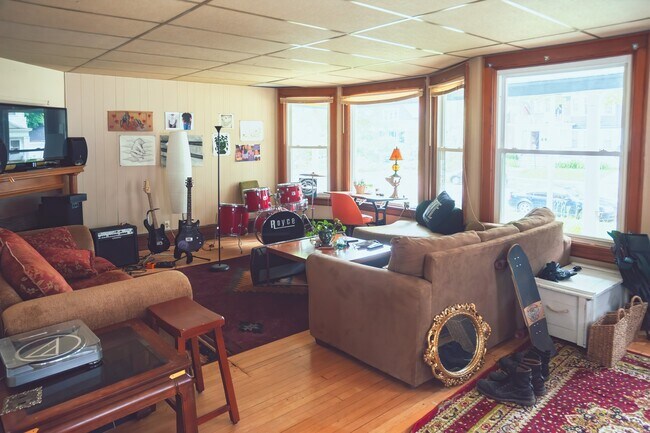 Foto del edificio - 2837 N Frederick Ave