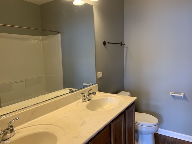 Building Photo - 2 br, 2 bath  - 2215 Aurora Dr Unit 1
