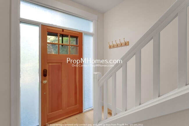 Building Photo - Light & Bright Three Bedroom Townhome in S...