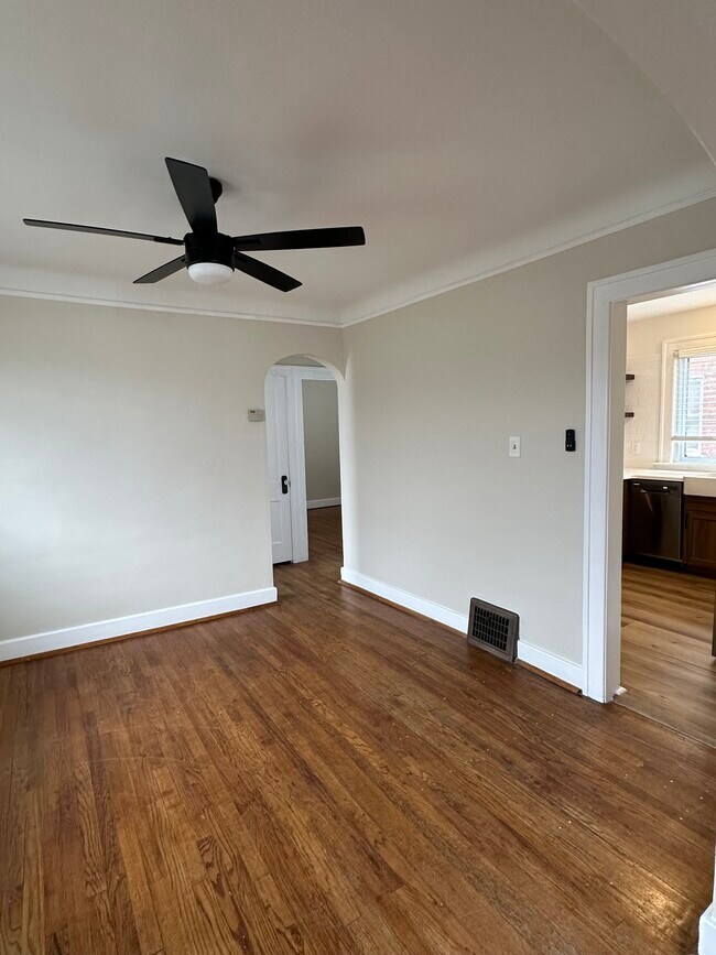 Comedor - 240 E Marshall St