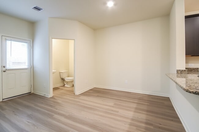 Building Photo - 582 Solomon Ln