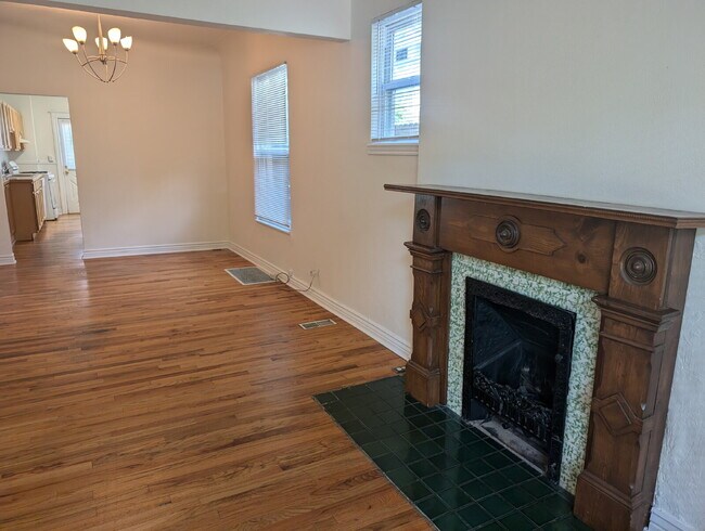Building Photo - "Charming 2-Bedroom Haven in the Heart of ...