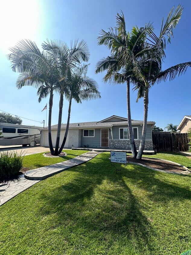Foto principal - Beautifully landscaped 3BR/2BA house in La...
