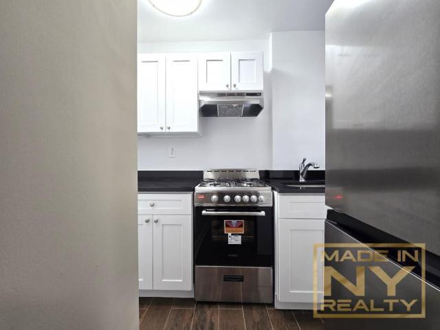 Foto principal - 0 bedroom in SUNNYSIDE GARDENS NY 11104