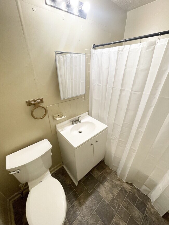 Foto del edificio - Christian Park 4BR Home w/Attached Garage!