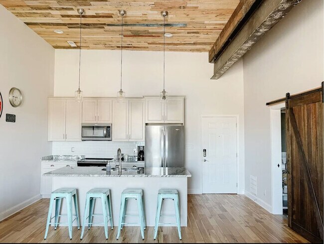 Building Photo - City-View Condo Near Lucas Oil Stadium