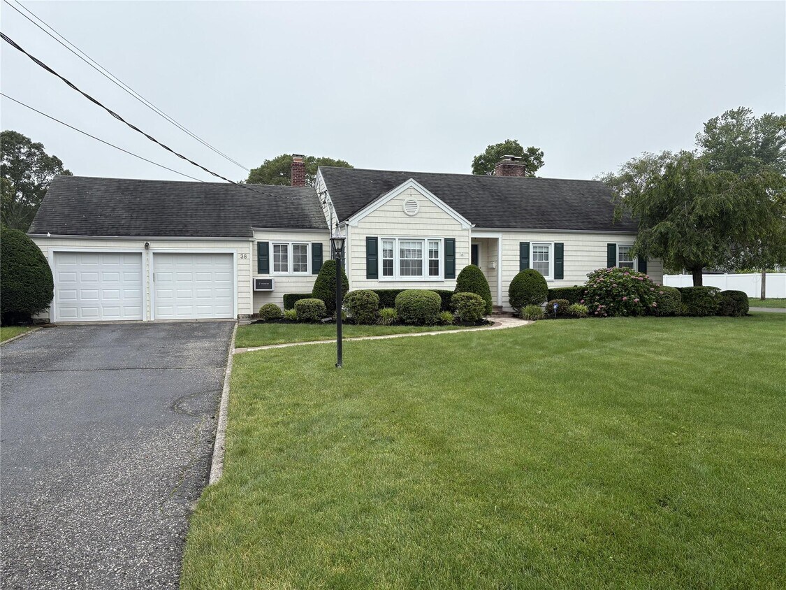 Foto principal - 38 Bradish Ln